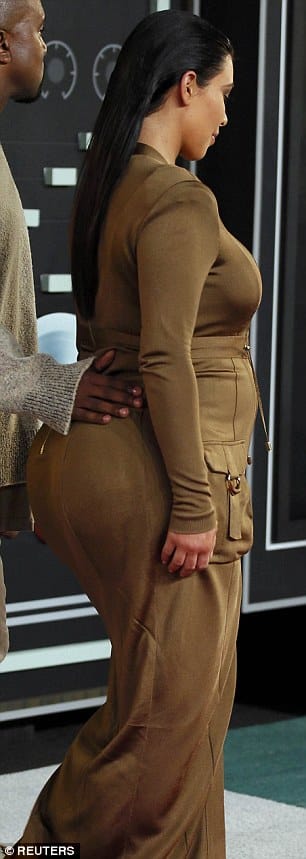 2BD30BBE00000578 3218811 Following in her sister s footsteps Kim Kardashian flaunted her  m 19
