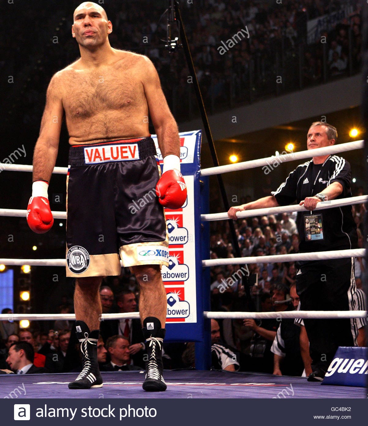 Russias nikolai valuev stands his 7ft 2 inch tall as his cornerman GC4BK2