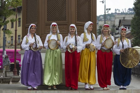 90288692 sarajevo bosnia and herzegovina august 20 2017 group of traditional dressed bosnian g