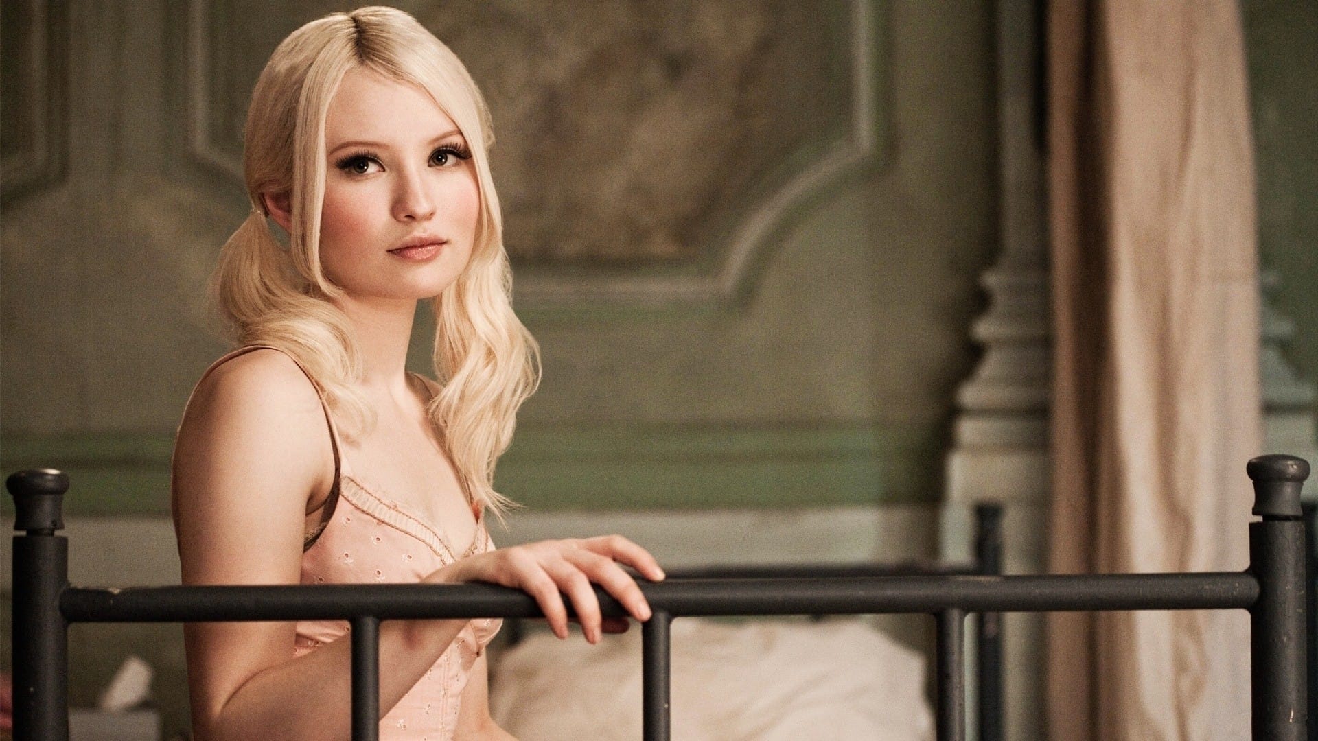 Emily browning movies actress babydoll blonde women sucker punch long hair looking at viewer