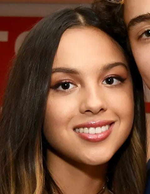 Cf88f0e1a4397dce303195f39ba0cc6a8e olivia rodrigo joshua bassettrsquarew12001