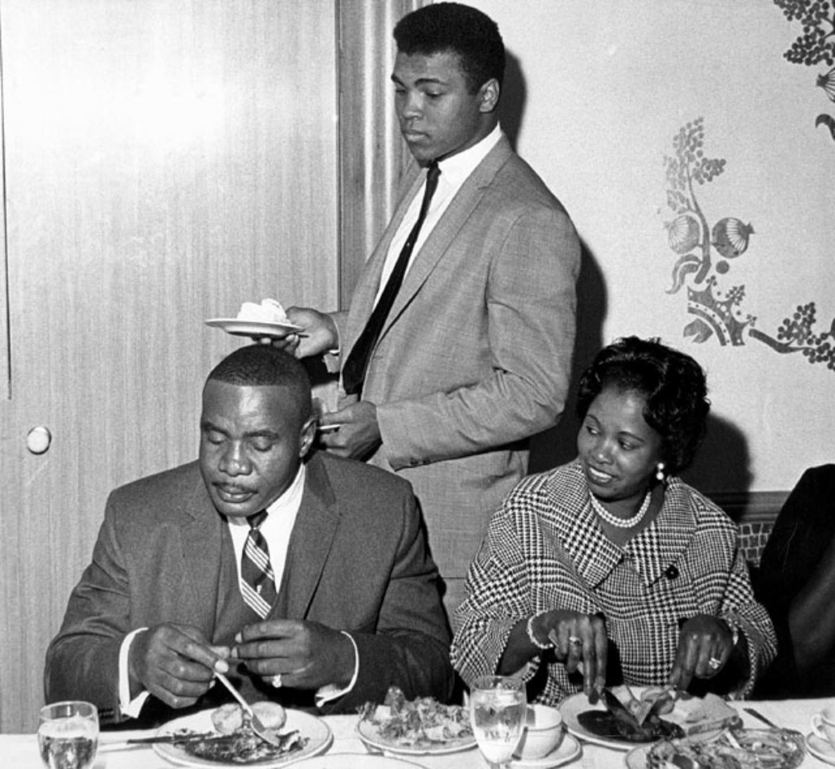 140224180107 1963 1106 muhammad ali cassius clay sonny liston 162009223 single image cutjpg