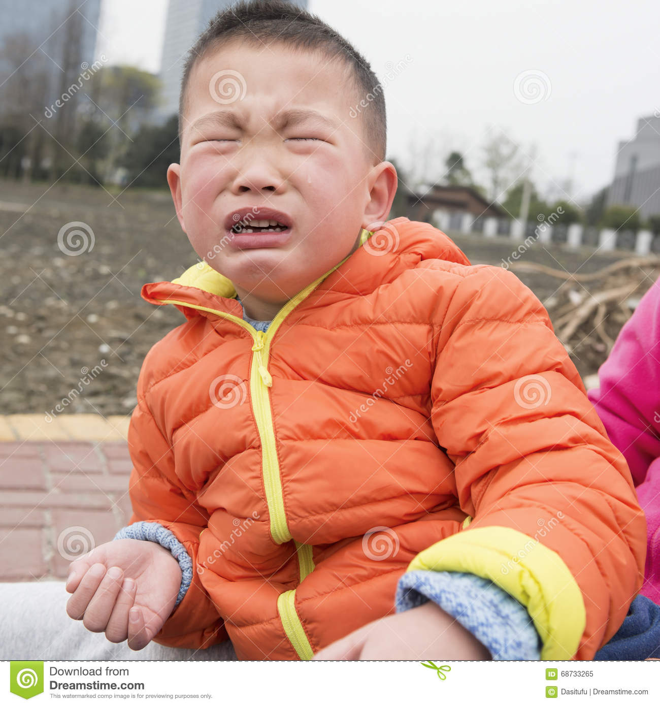 Kid crying chinese moms leg field 68733265