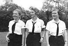 220px-Bundesarchiv_Bild_102-04517A,_Potsdam,_Mädchen_in_der_Führerinnenschule.jpg