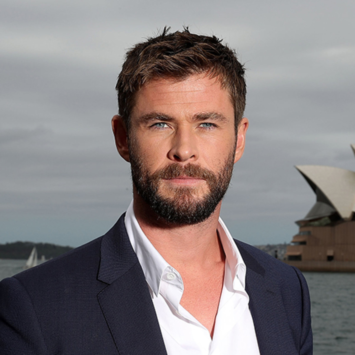 Chris hemsworth poses during a photo call for thor ragnarok on october 15 2017 in sydney austr