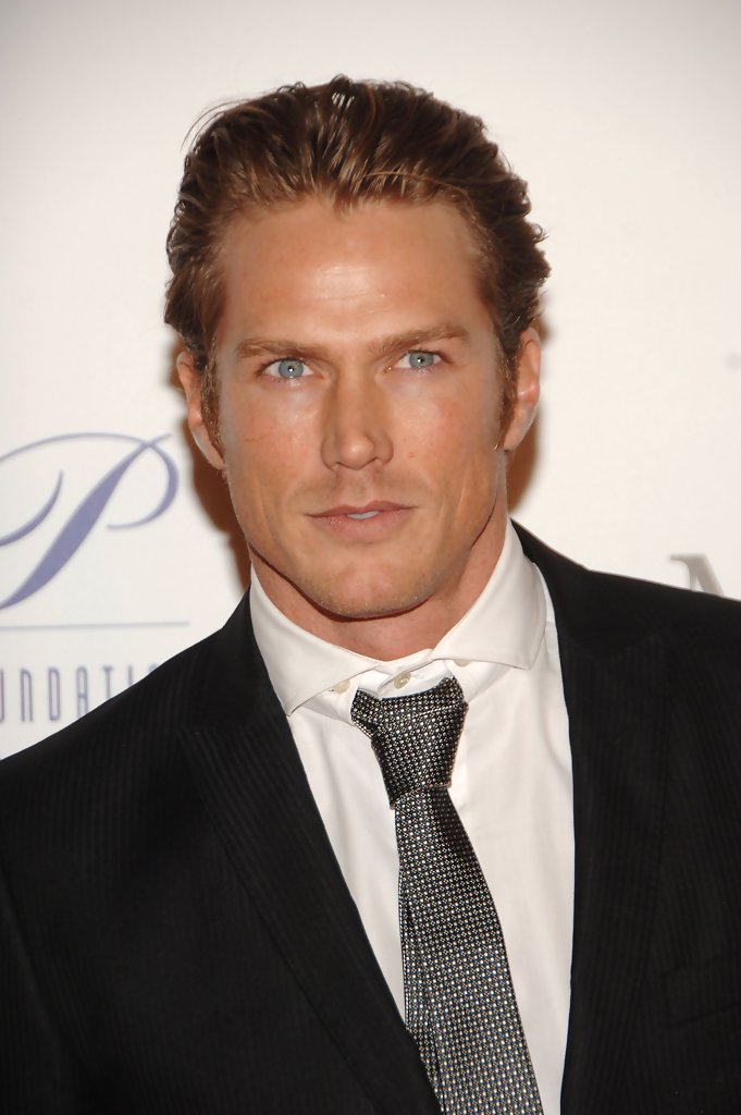 2007AngelBallSponsoredLEVIEVRedCarpetSLzZR68js58x