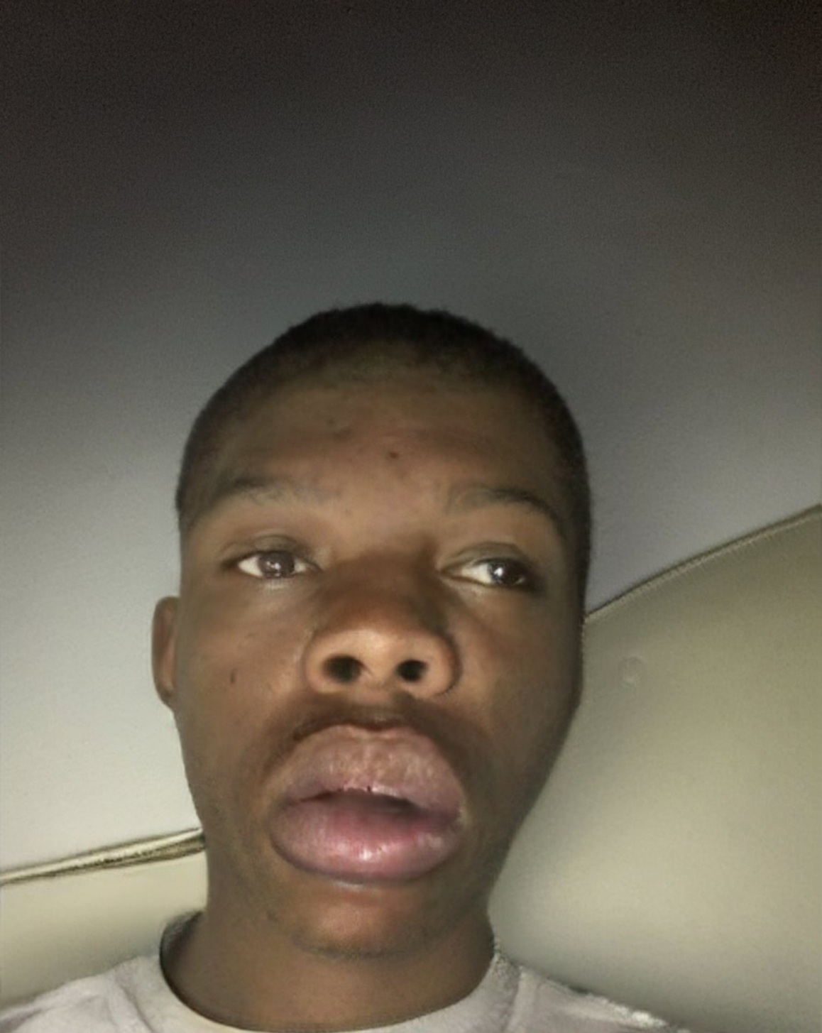 FaceApp 1639343475135