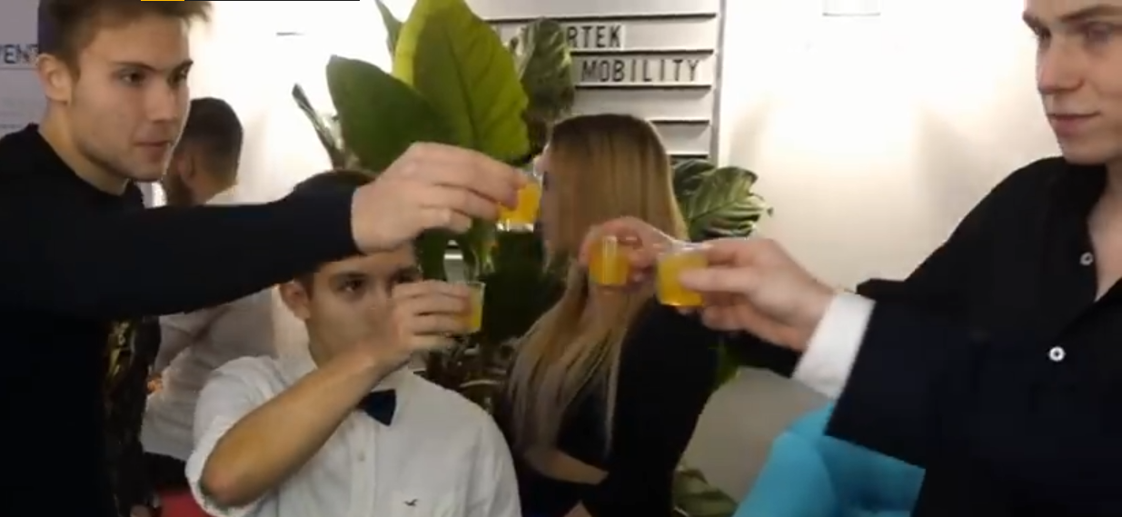 1640193238162