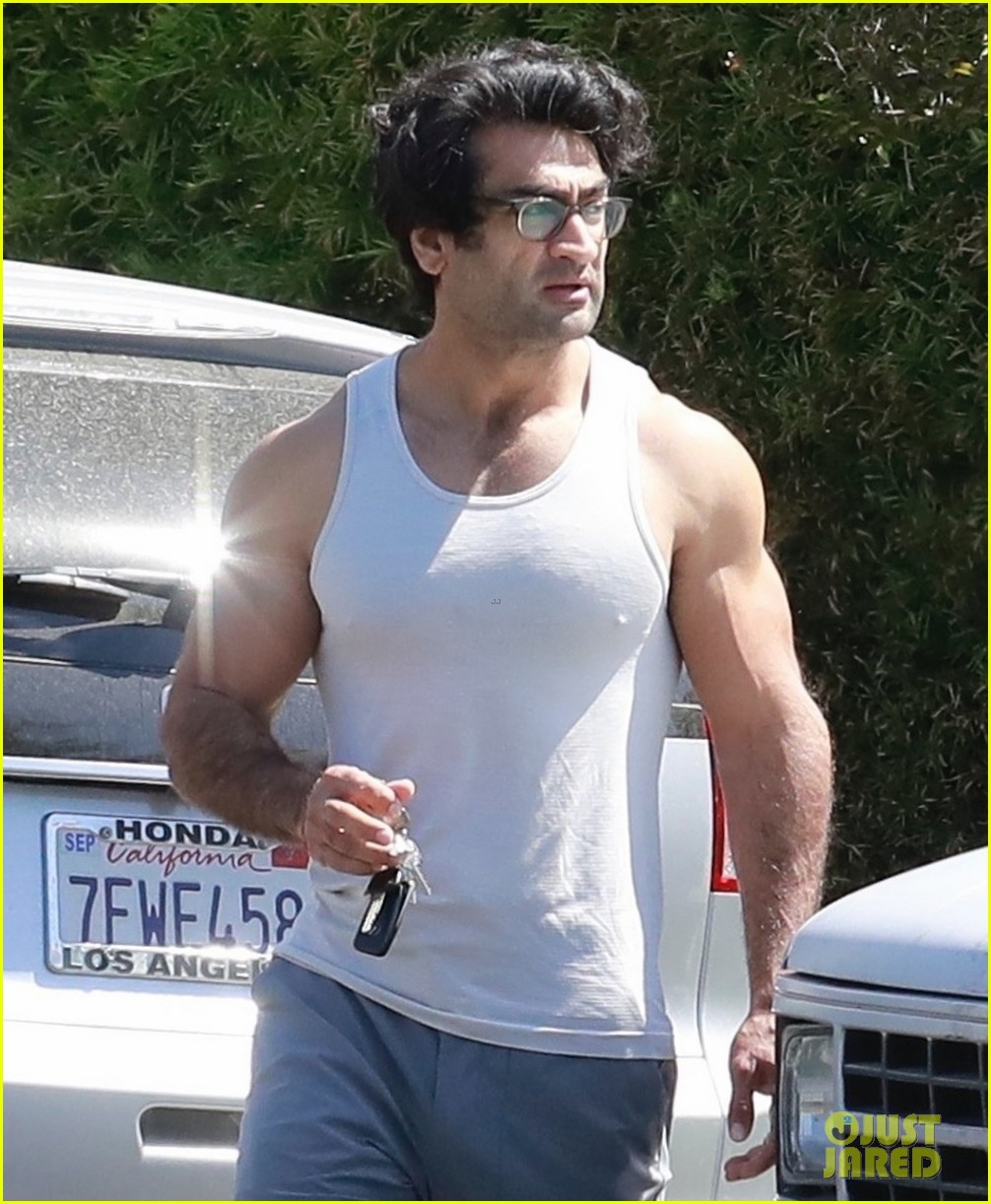 Kumail nanjiani flaunts huge biceps tight tank shirt 09