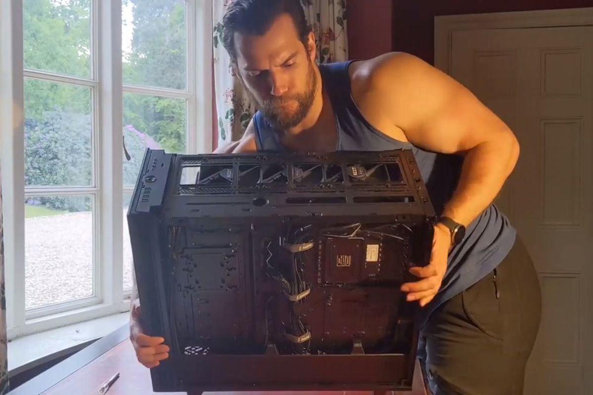 Henry cavill building gaming c0