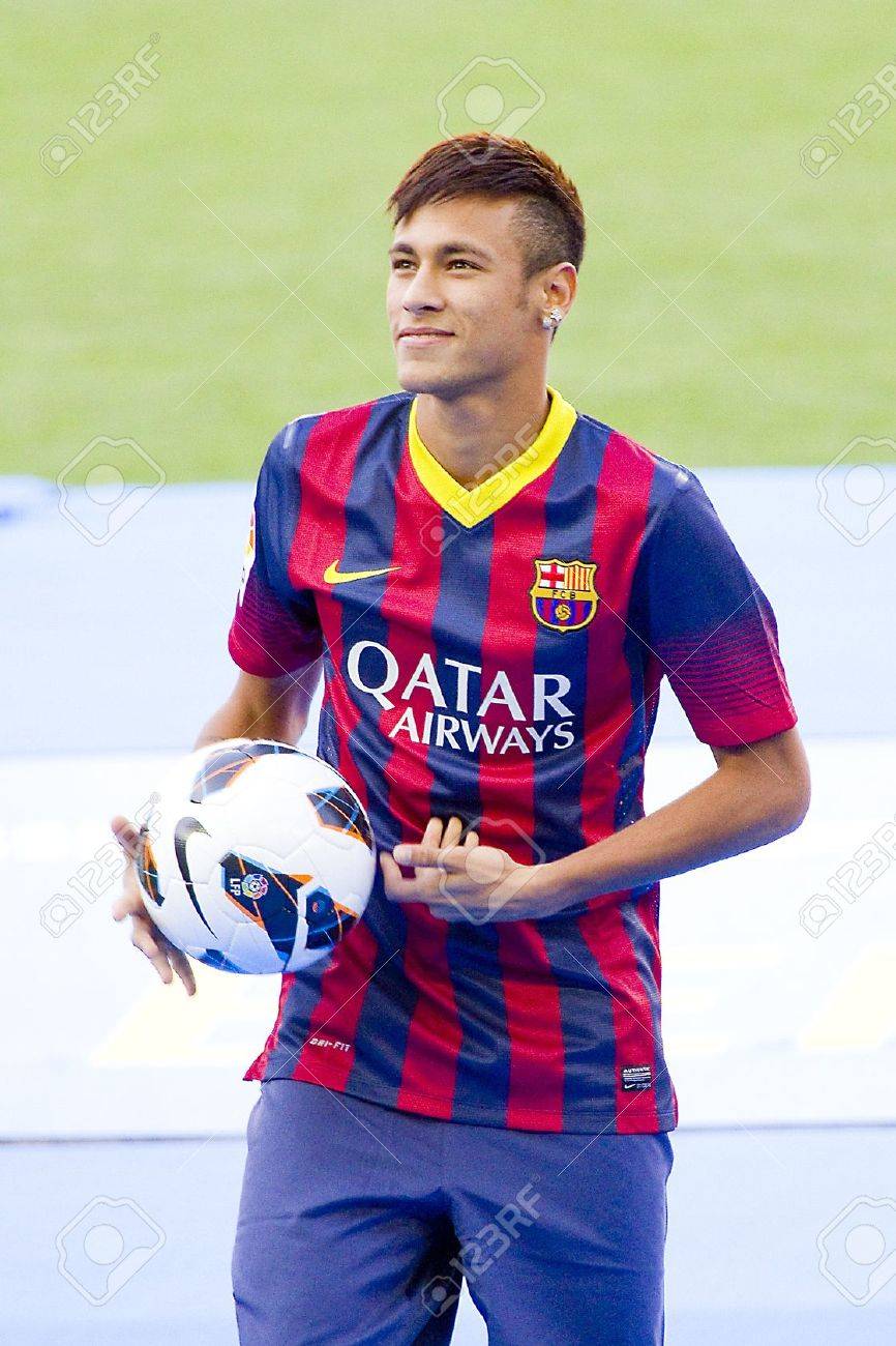 21309961 neymar junior a fc barcelona new player poses for the photographers during his offici