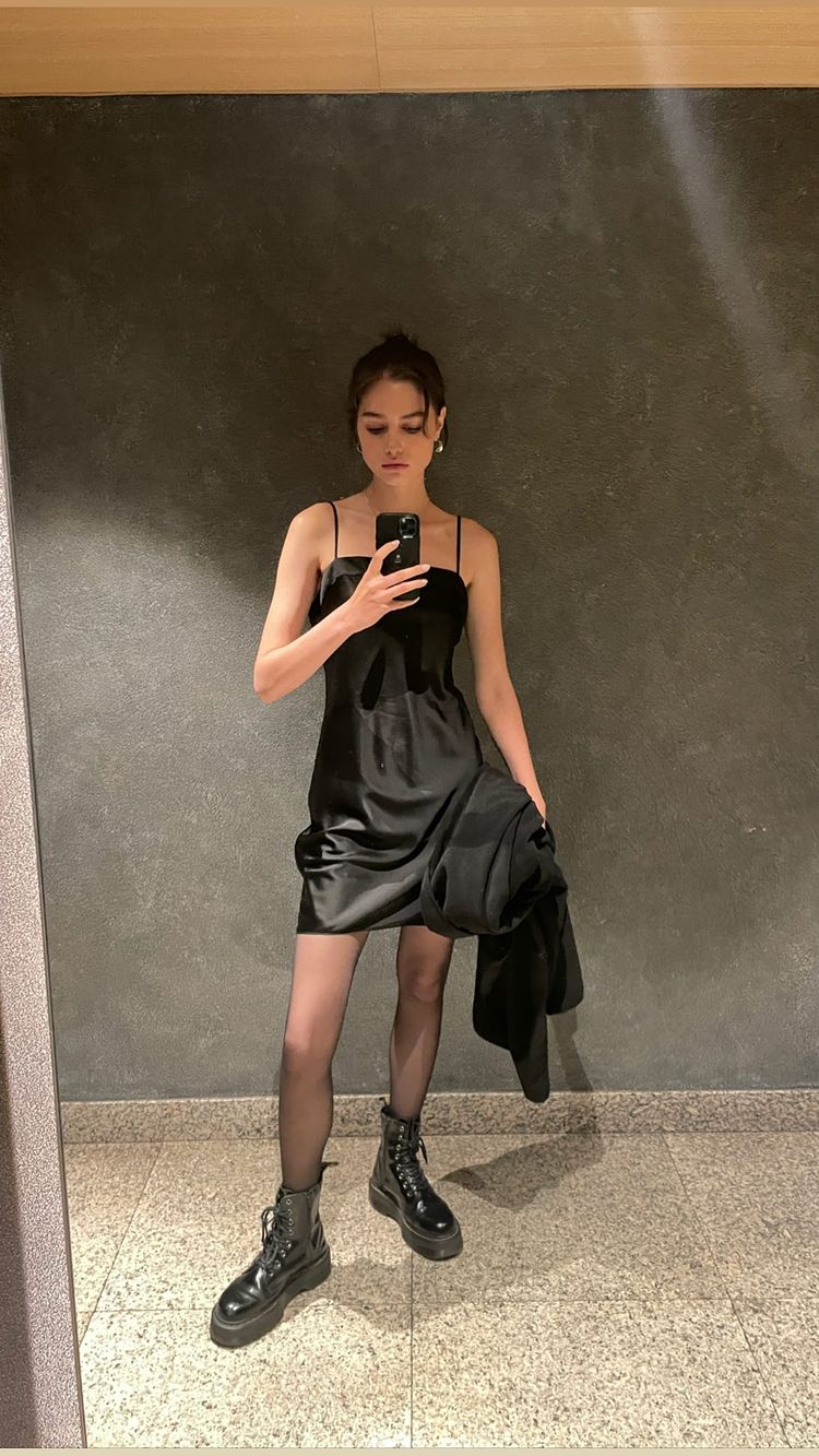 The dependable all black outfit