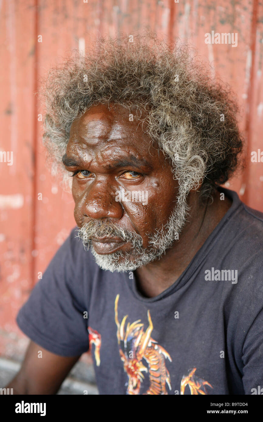 Aboriginal man at the injalak arts and crafts arnhem land australia B9TDD4
