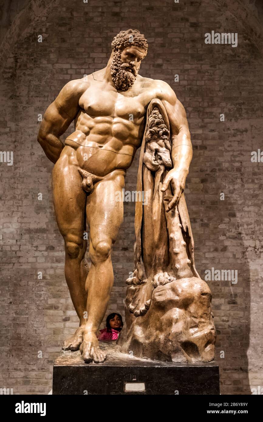 England london piccadilly royal acadamy of arts the farnese hercules statue 2B6Y89Y