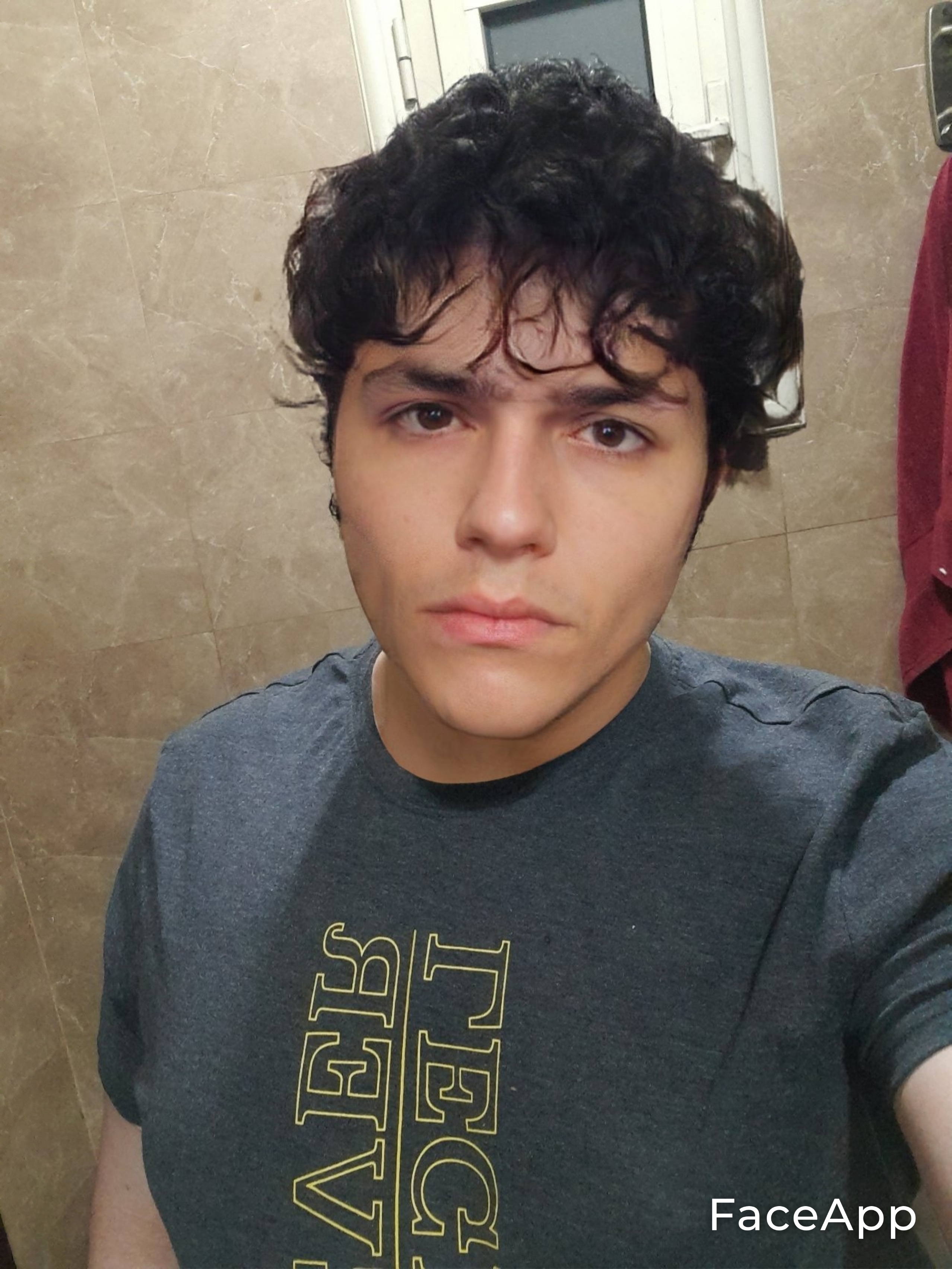 FaceApp 1644975115063