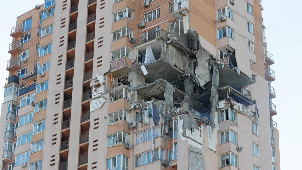 126365 UKR20220226apartmentbuildingdamagedbyrecentshellinginkievRTR 1645860673091