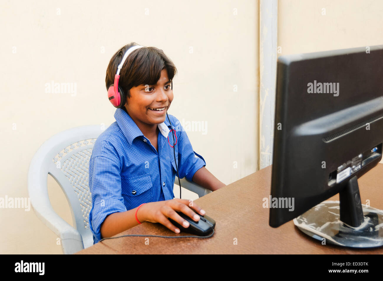 1 indian rural child boy computer working ED3DTK