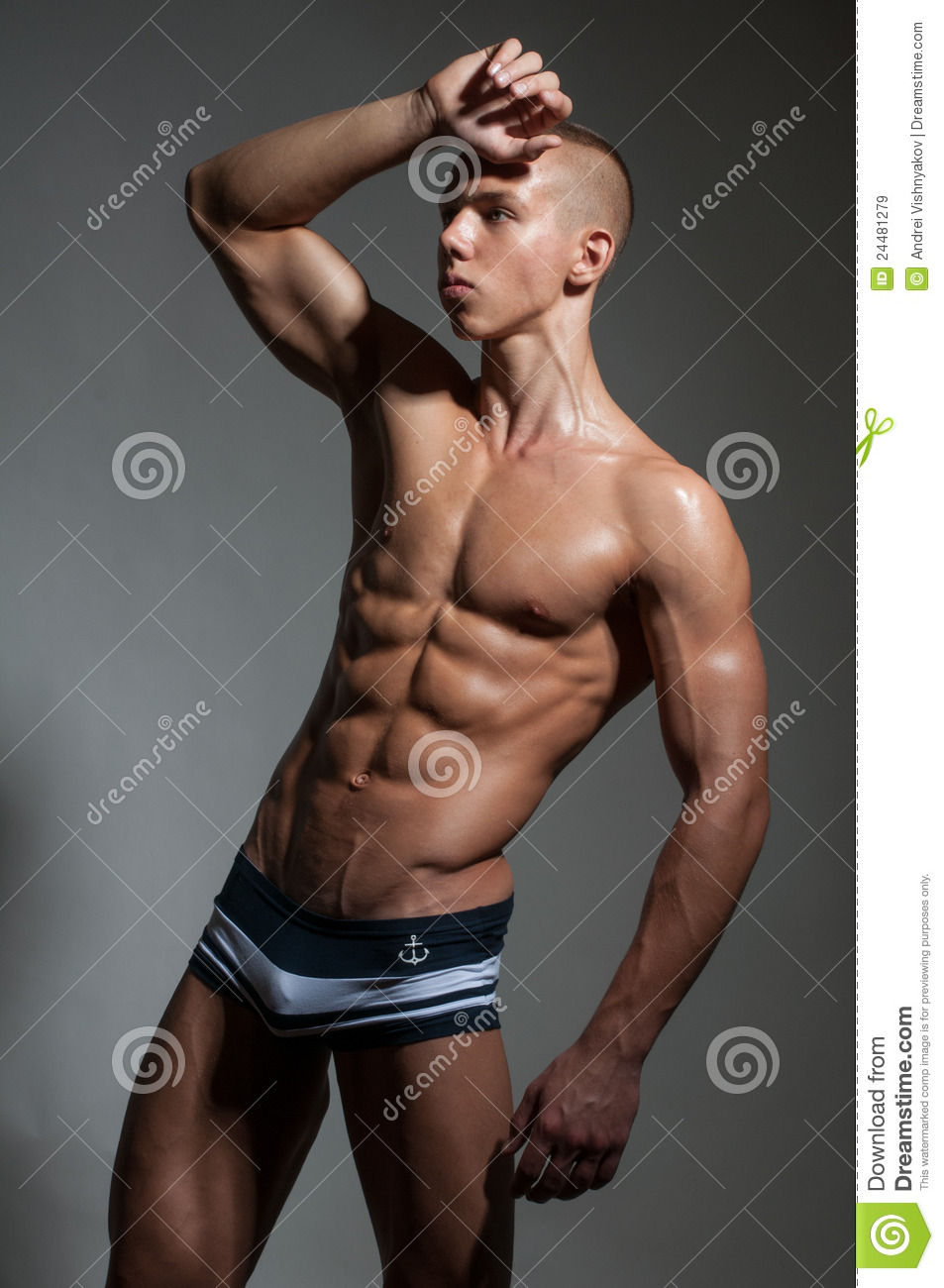 Junger bodybuilder 24481279