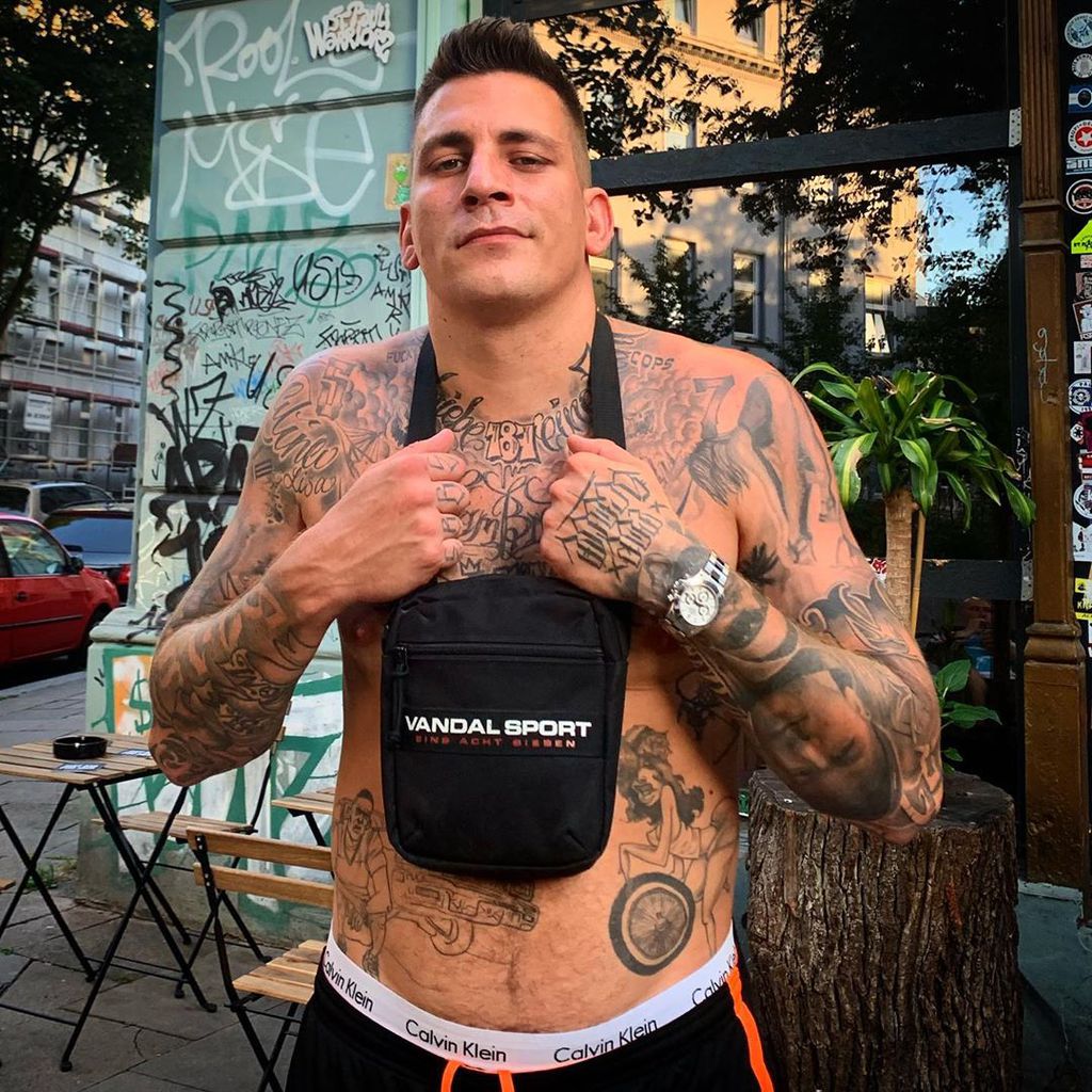 Gzuz laechelt