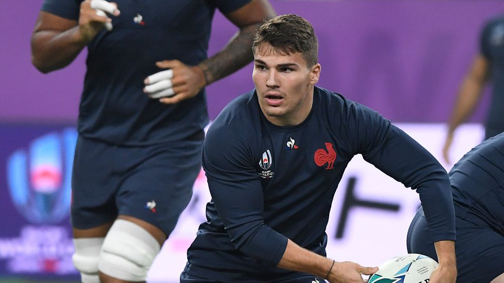 Le demi de melee du xv de france antoine dupont a l entrainement a la veille du quart de final