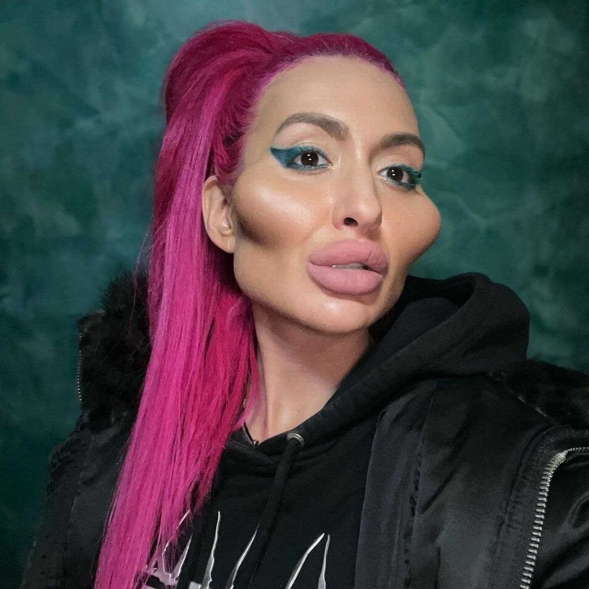 0 PAY Model with WORLDS BIGGEST CHEEKS shares shocking throwback snap to what she used to look