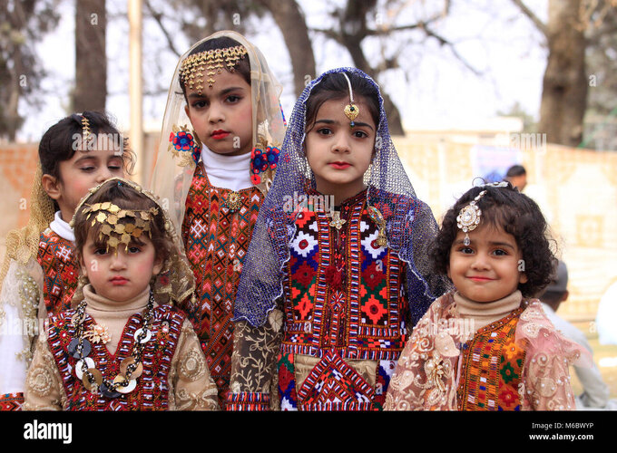 quetta-pakistan-02nd-mar-2018-people-wear-traditional-balochi-dress-M6BWYP.jpg