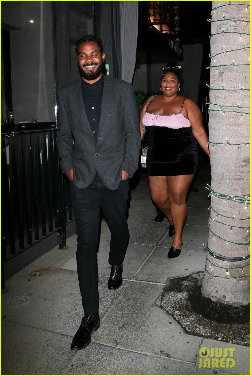 Lizzo dinner with mystery man 21