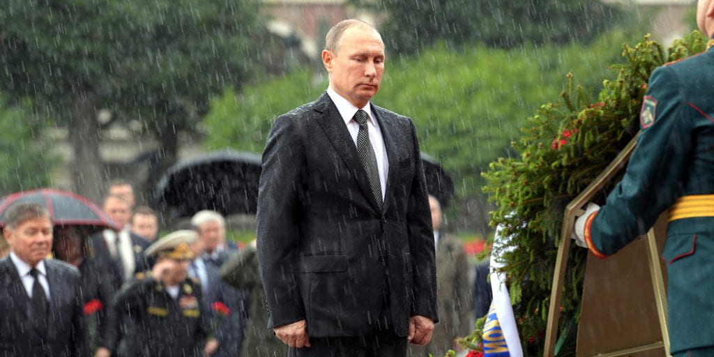 Wreath laying 1050x525 1 1024x512