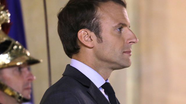 Le president emmanuel macron sur le perron de l elysee le 31 octobre 2017 5970498