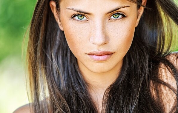 girl-brunette-face-green-eyes.jpg