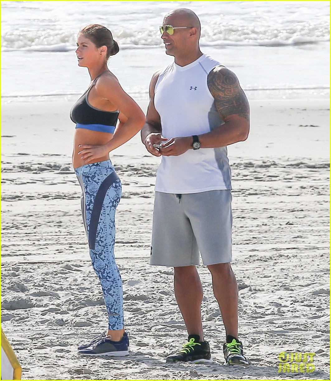 Zac efron alexandra daddario baywatch beach set 03