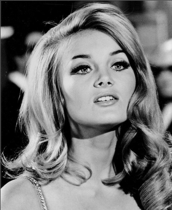 Barbara bouchet in milano calibro 9 anni 60