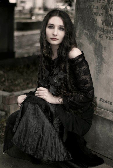 Dfe71d246fda8522f6f007637ee13a04  hippie goth romantic goth