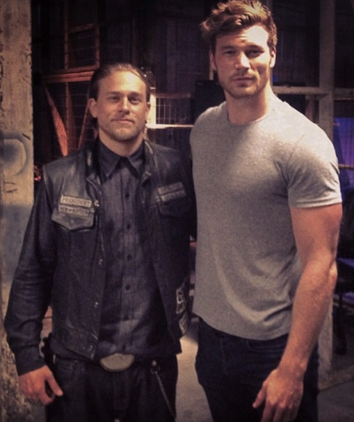 Charlie hunnam derek theler