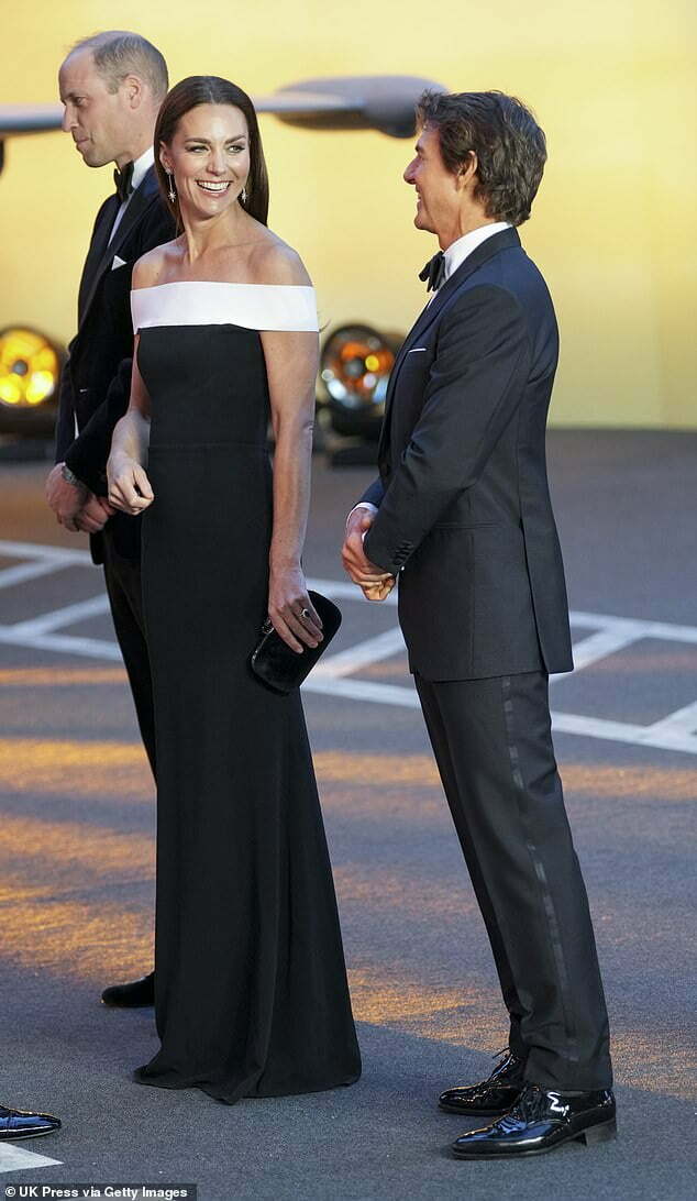 5ft 7 Tom Cruise stands shoulder to shoulder with 5ft