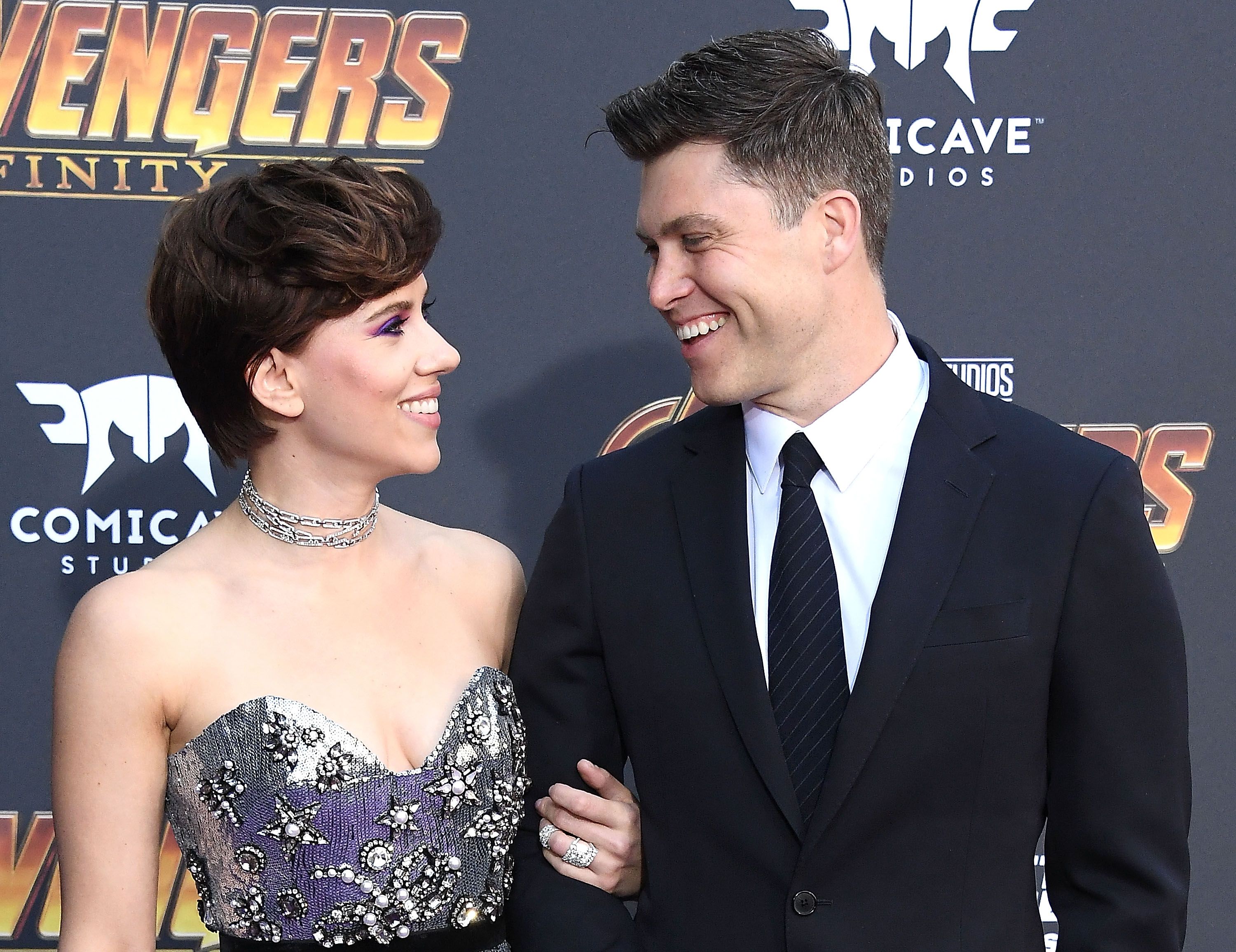 Scarlett johansson colin jost red carpet 1524558096