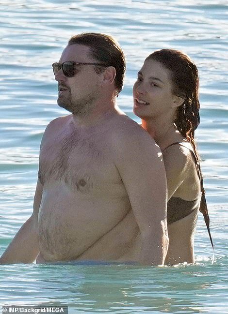 52639585-10377251-Romantic_getaway_Leonardo_DiCaprio_47_made_the_rare_move_of_pack-a-30_164155...jpg