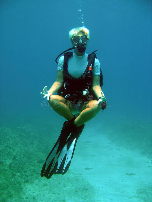 водолаз-под-водой-невесомый-10271356.jpg