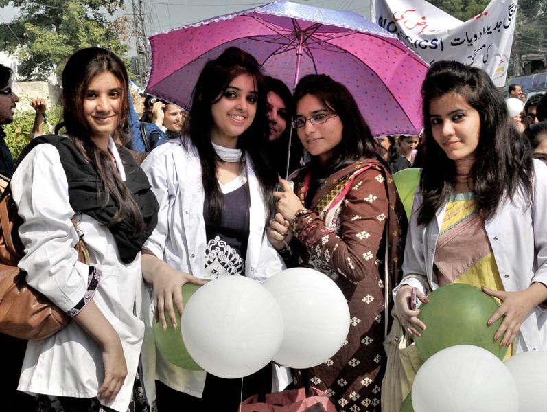 Students College girls picture in lahore