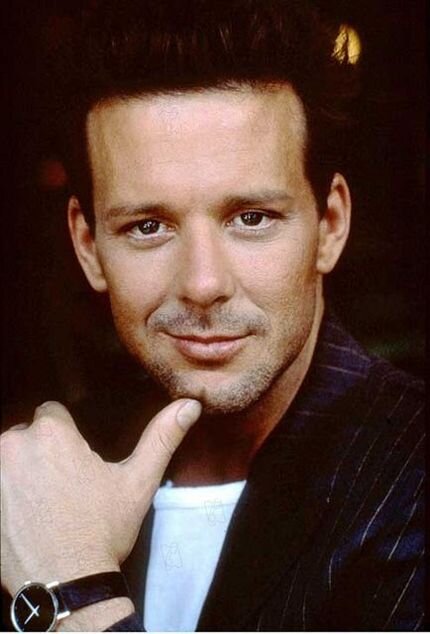 690b809a5fd54defc0a0b29517455b7e  mickey rourke actors