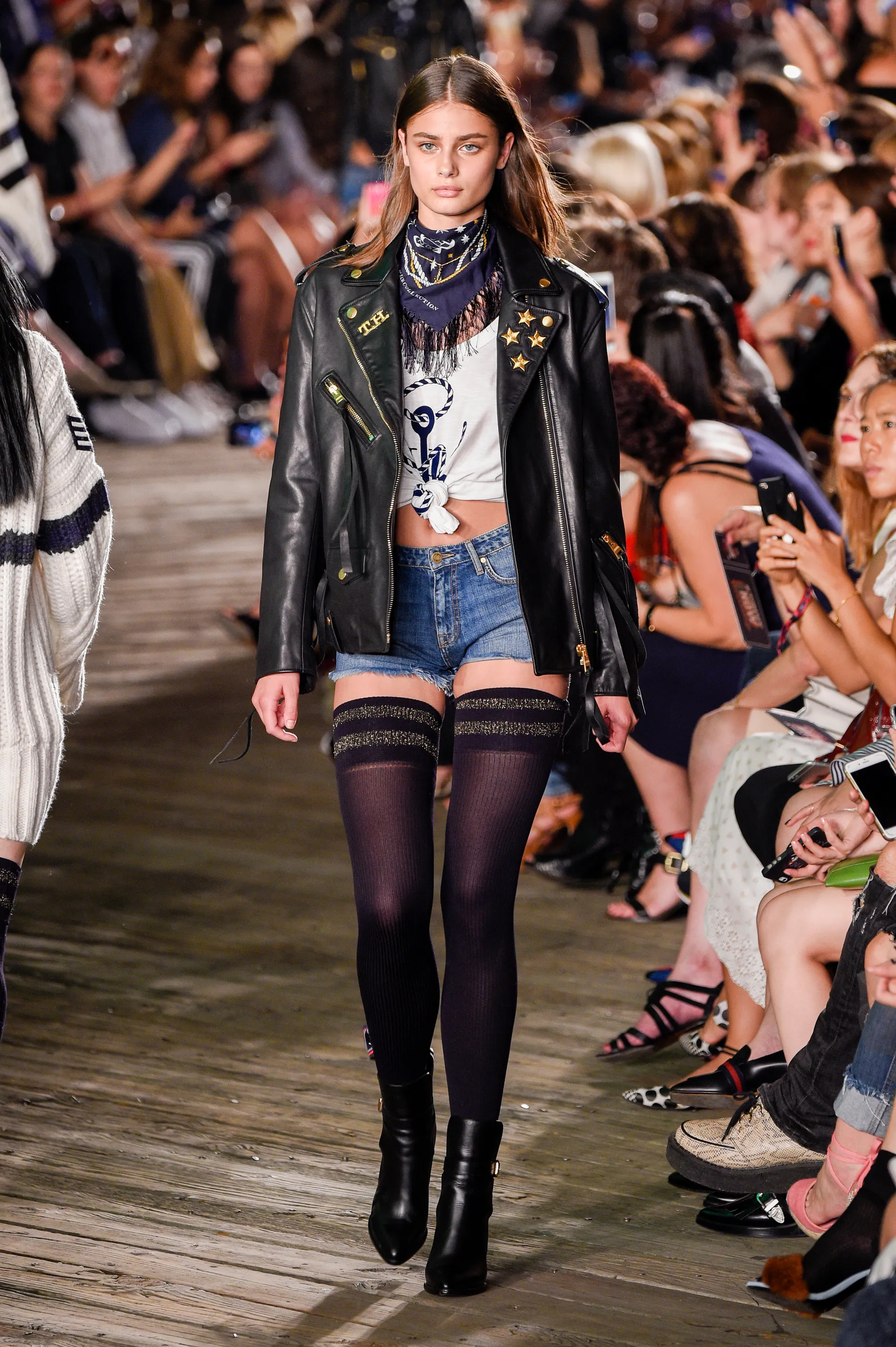 Taylor hill runway gigi tommy hilfiger spring 2017