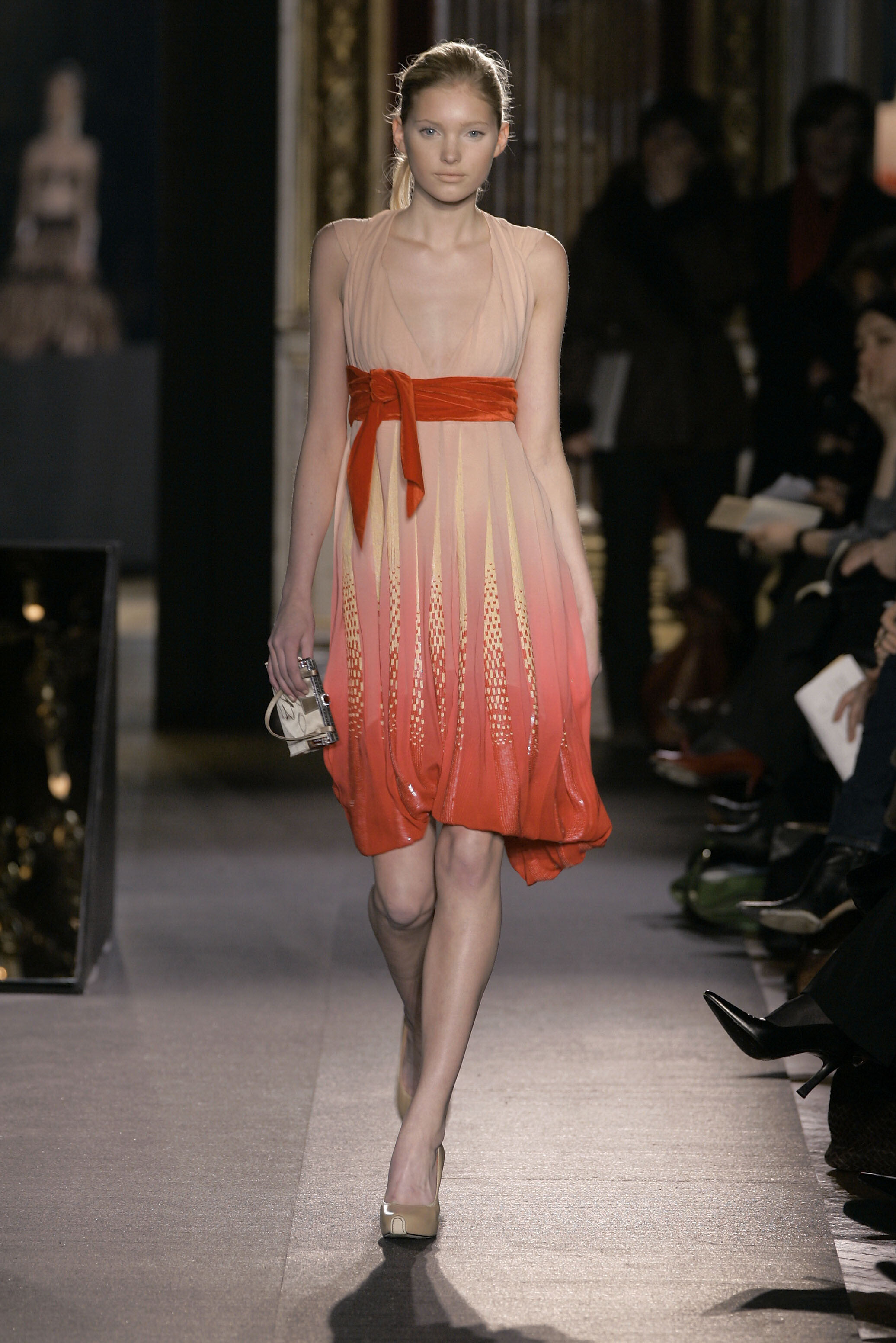 603896133 GiambattistaValli2005WomenRTW13af4fd1e7e4ed2617ad752e9f0944e908