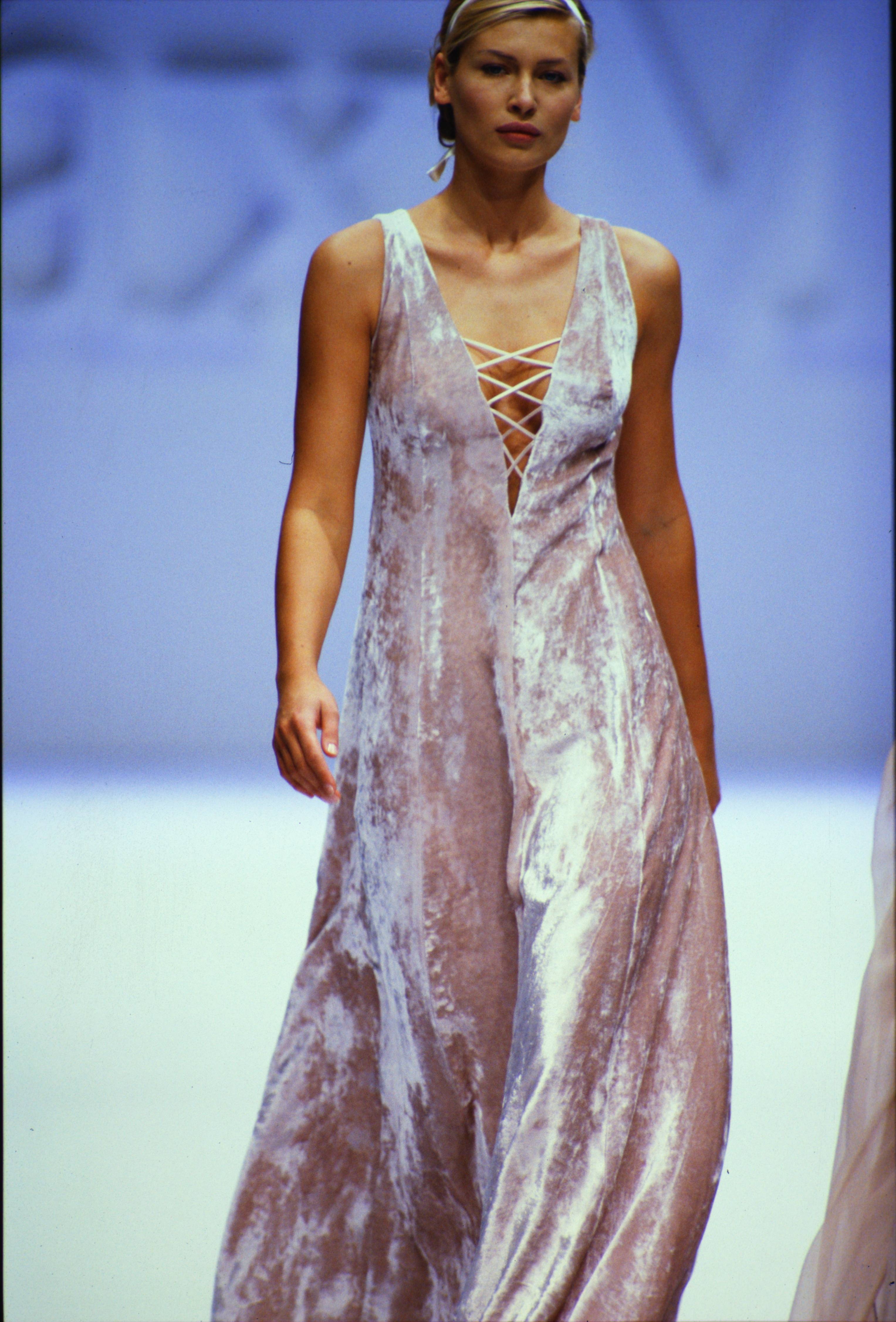 112072210 MaxMaraFall19941ce342d4d589193f1e09a19ce5bc331ea