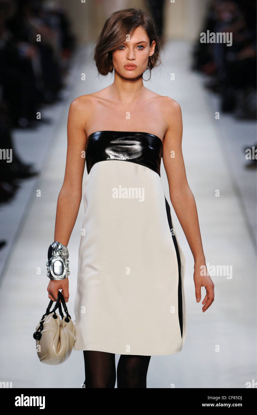 Loewe ready to wear paris a w brunette female model bianca balti wearing CF85DJ