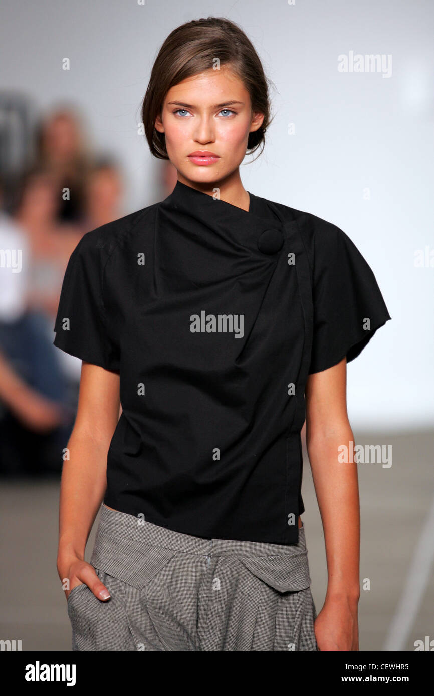 Roland mouret new york ready to wear spring summer model bianca balti CEWHR5