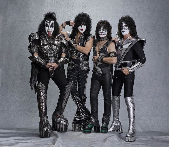 Music1 kiss photo by brian lowe 1 