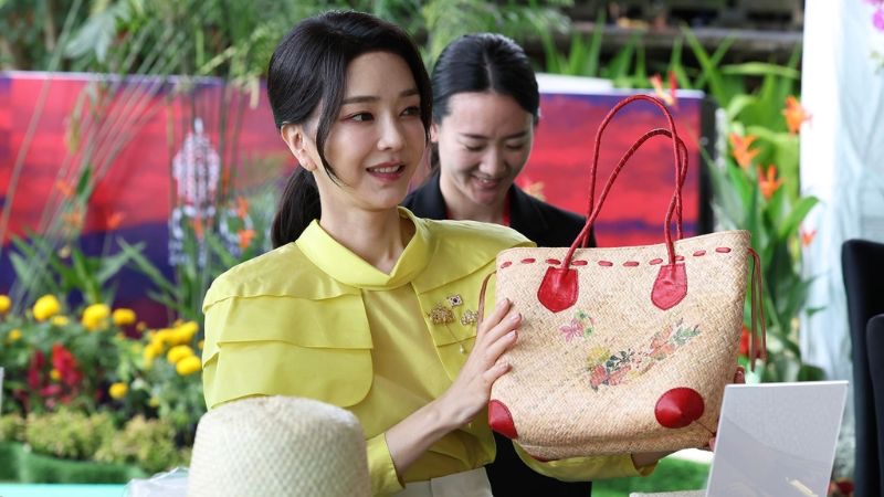 4 potret cantik ibu negara korsel kim keon hee selama di ktt g20 bali oO8xMyuoou