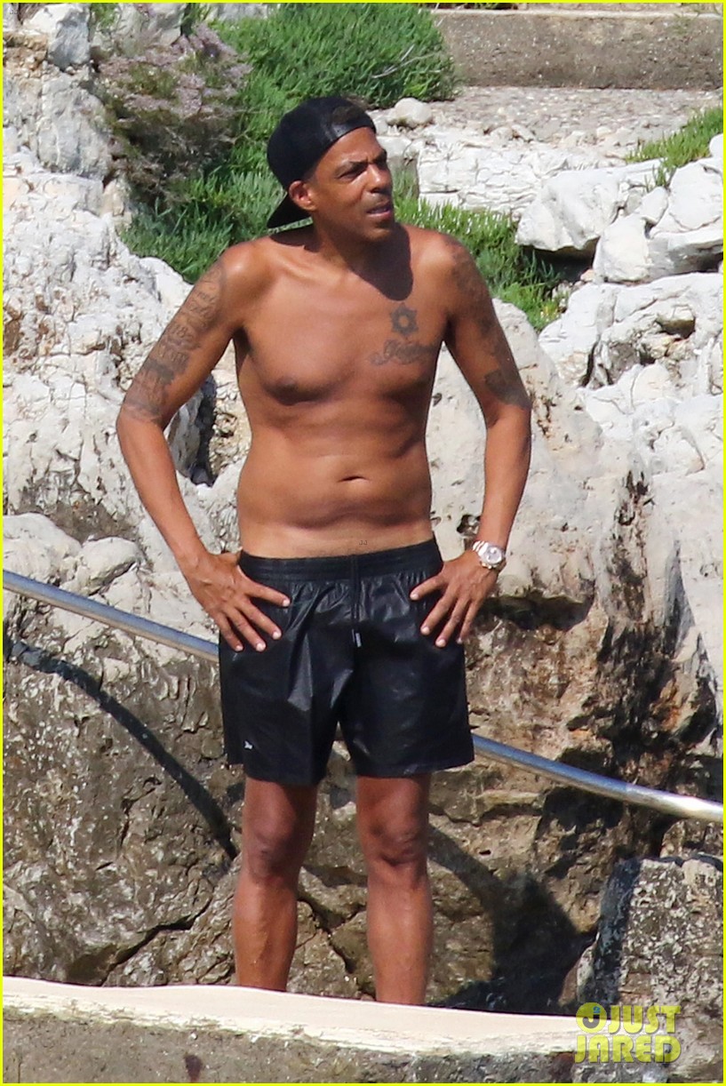 Ellen pompeo chris ivery show off beach bodies in france 02