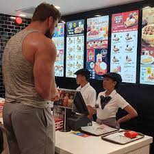 DutchReview - That's not a trick of the light - that's the Dutch Giant in  Asia! 😲 📸 Olivier Richters #WhyAreDutchPeopleSoTall #SameSpecies |  Facebook