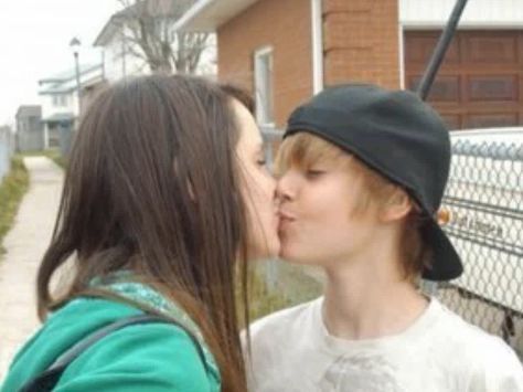 Freak n lucky girl i seen the photo of him kissing catiln but who is this justin bieber 914792